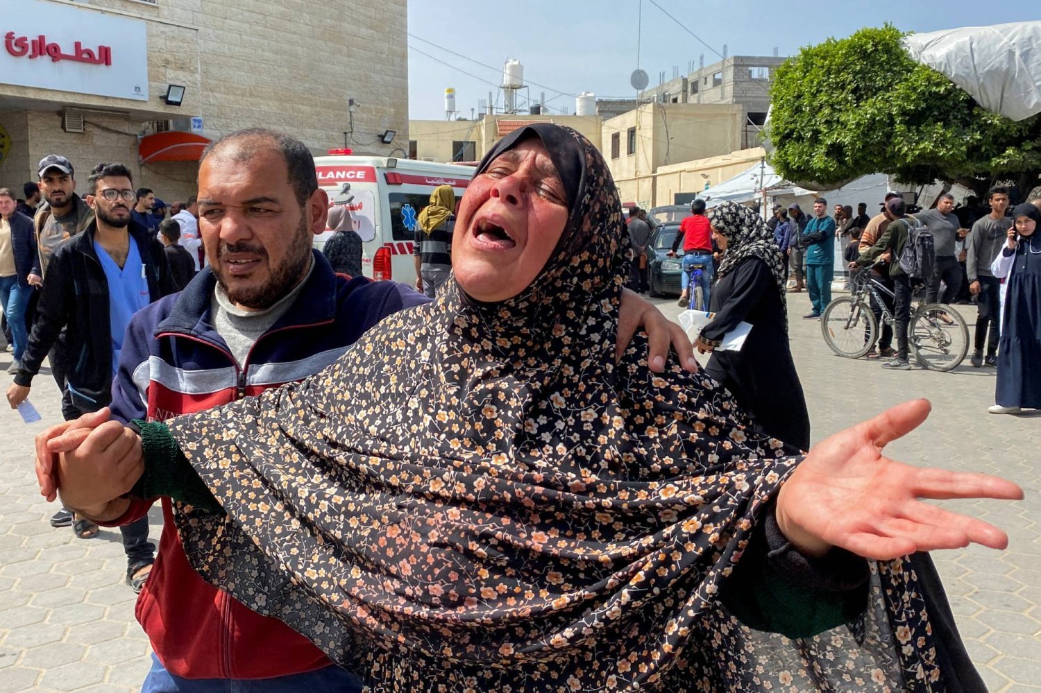 İsrail'in dün (Çarşamba) Deyr el-Balah'taki el-Aksa Hastanesi önünde düzenlediği bombalı saldırıda öldürülen oğlu Halil Ebu Şemale için ağlayan annesi. (Reuters)