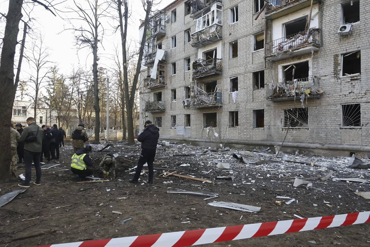 Polis, Ukrayna’nın Harkov kentindeki konutların yakınındaki saldırı alanını güvenlik altına aldı (EPA)