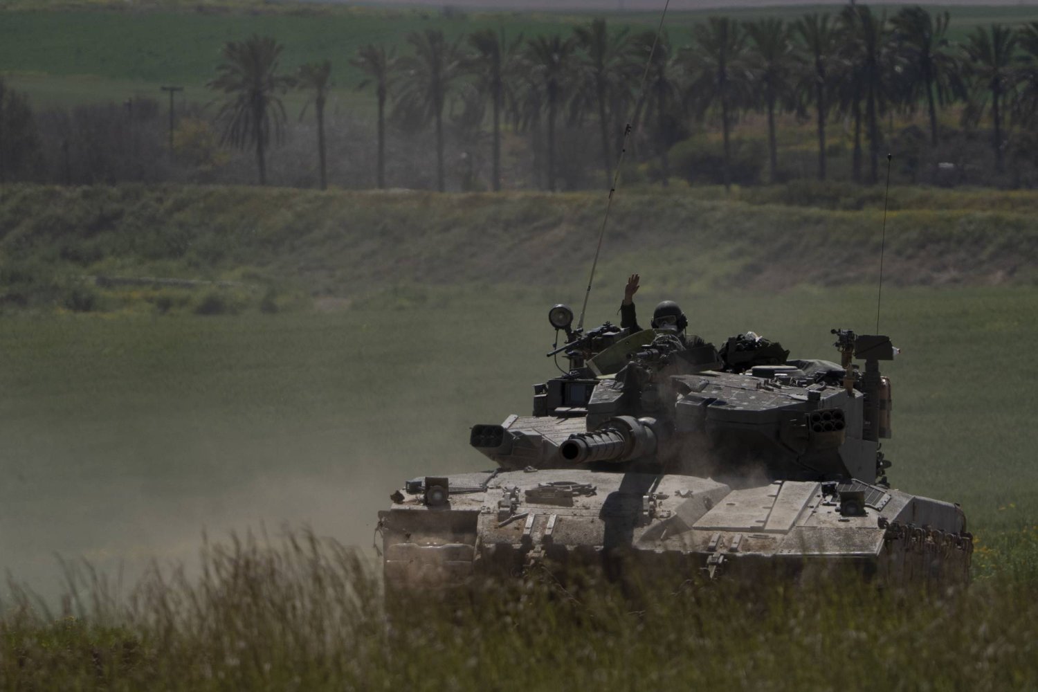 İsrail'in güneyinden Gazze Şeridi'ne doğru ilerleyen bir İsrail tankı, 20 Mart 2024 Çarşamba (AP)