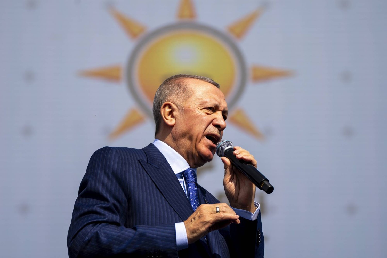 Türkiye Cumhurbaşkanı Recep Tayyip Erdoğan, 24 Mart Pazar günü İstanbul'da ülke çapında yapılacak belediye seçimleri öncesinde düzenlenen seçim mitinginde konuşma yapıyor (AP)