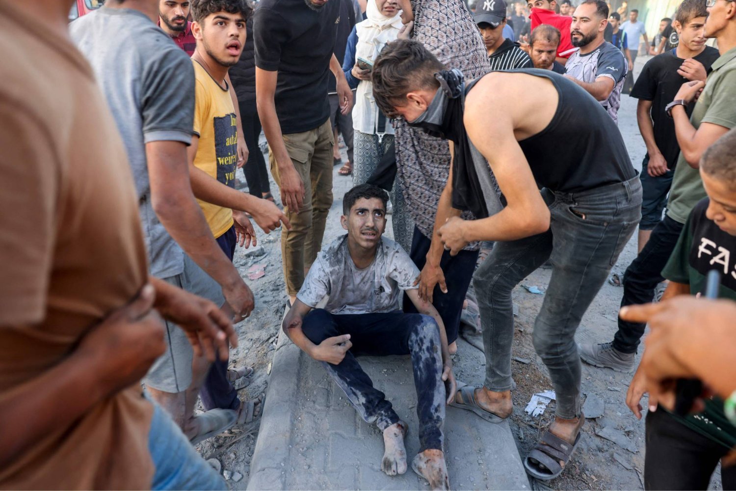 Gazze Şeridi'nin güneyindeki Refah'ta düzenlenen baskın alanının yakınında yaralı bir Filistinli genç (AFP)
