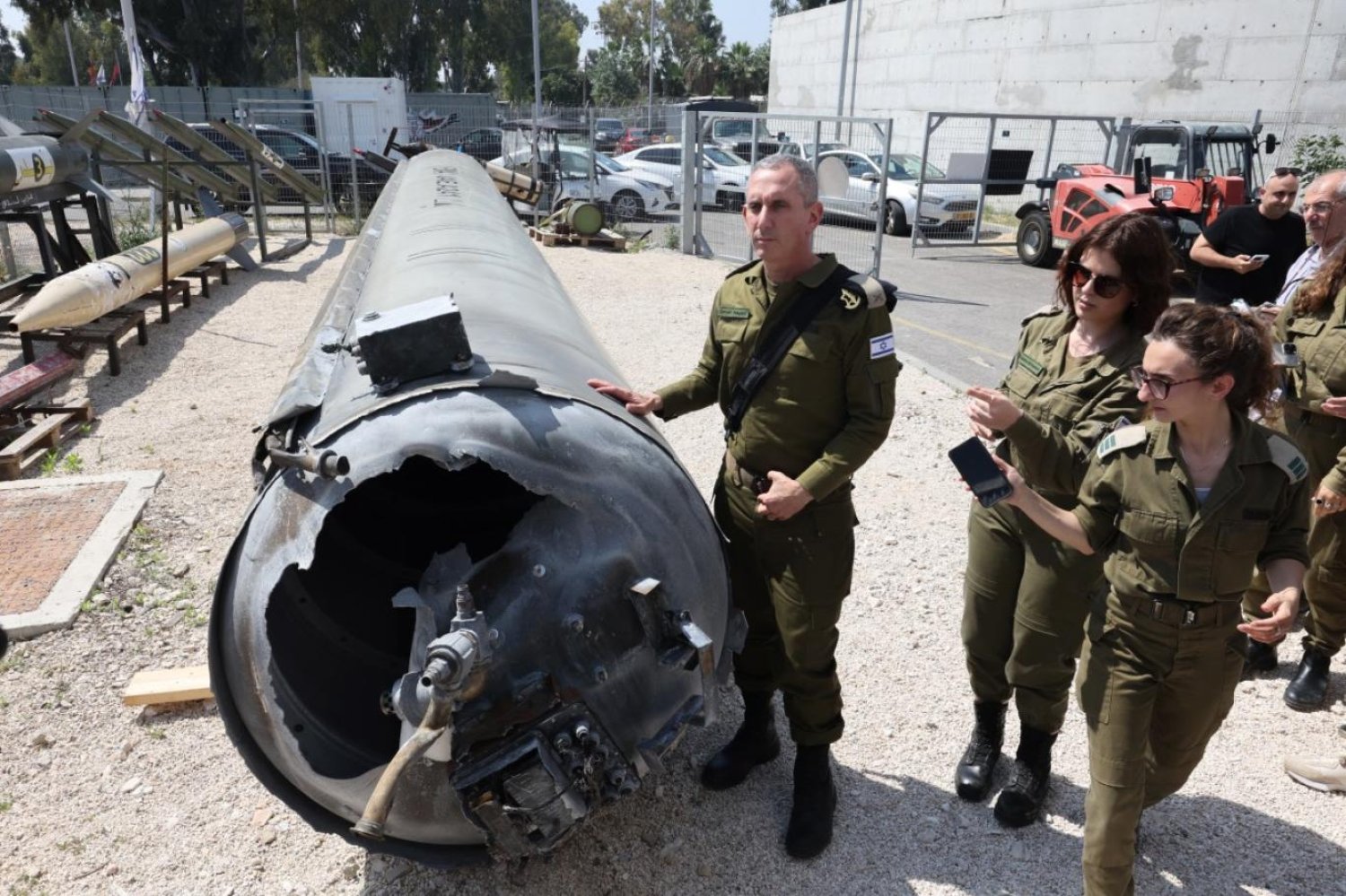 İsrail ordu sözcüsü ve bazı askerler İran balistik füzesinin yanında (AFP)