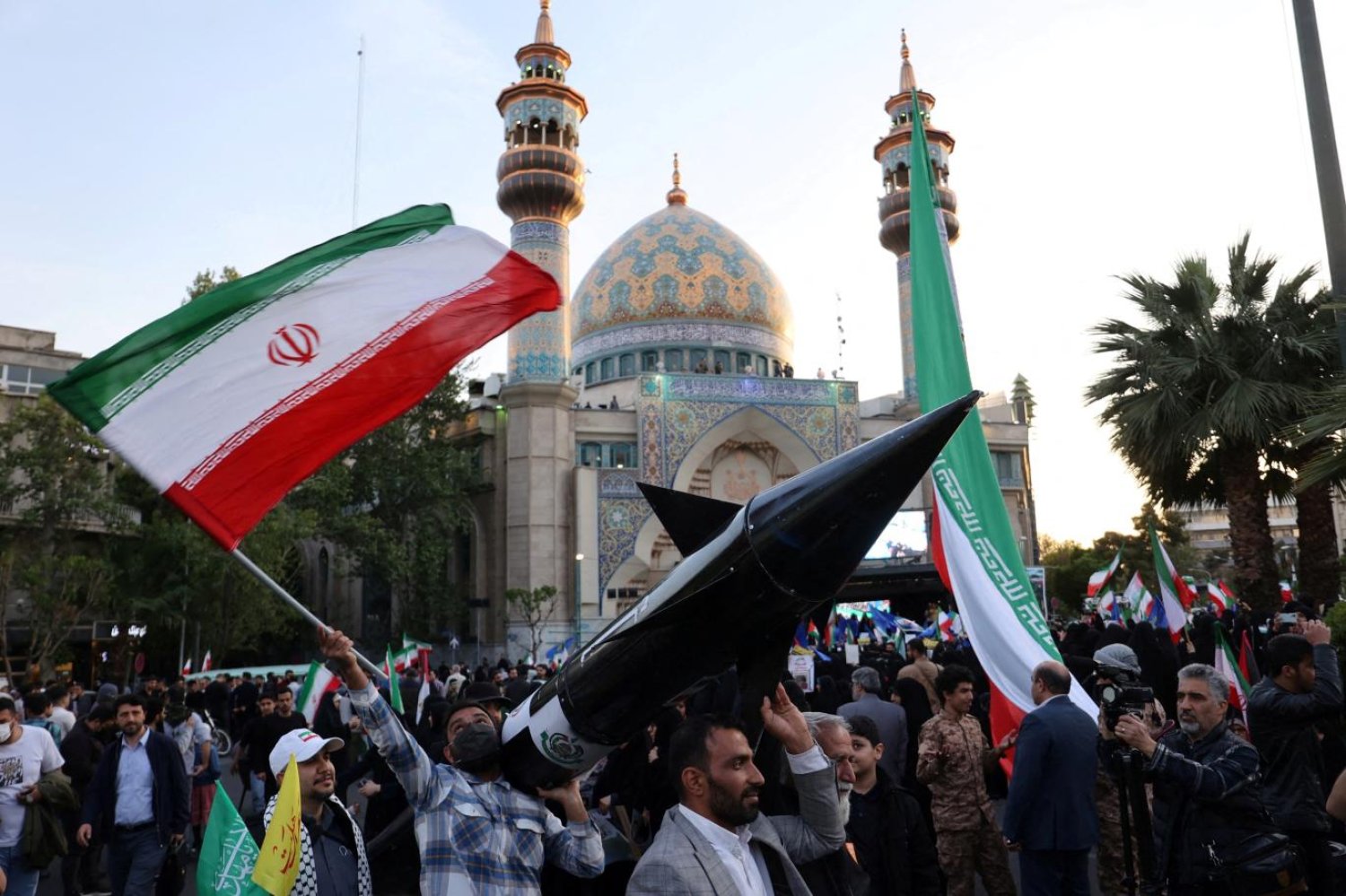 İran'ın İsrail'e saldırısı, pazar günü Tahran'da toplananlar tarafından sevinçle karşılanmıştı (Reuters)
