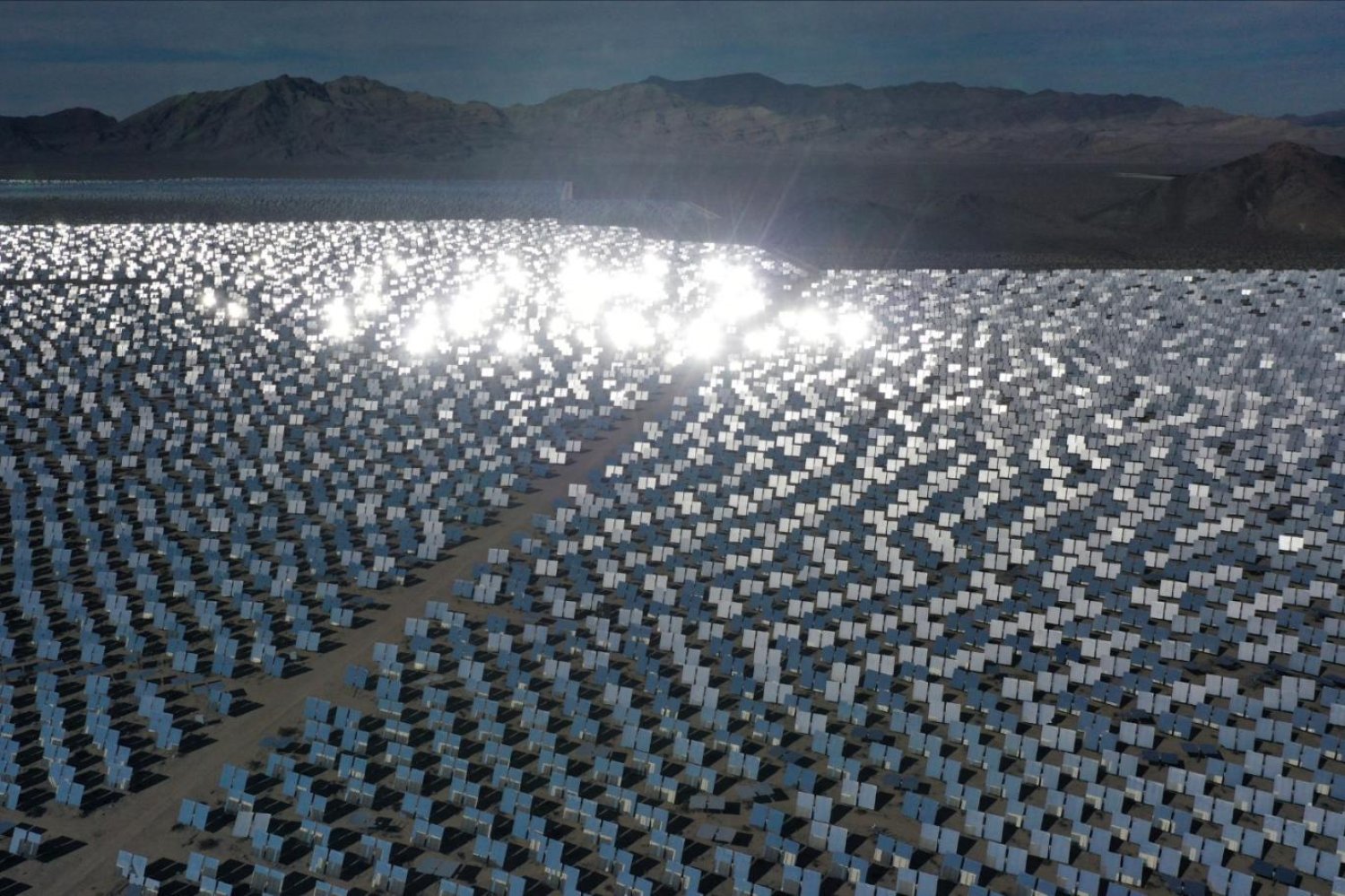 Kaliforniya'nın Nipton semti yakınlarındaki Mojave Çölü'nde bulunan dünyanın en büyük güneş enerjisi termik santrali olan Ivanpah Solar Elektrik Üretim Sistemi'nin 27 Şubat 2022'de çekilmiş görüntüsü (Reuters)