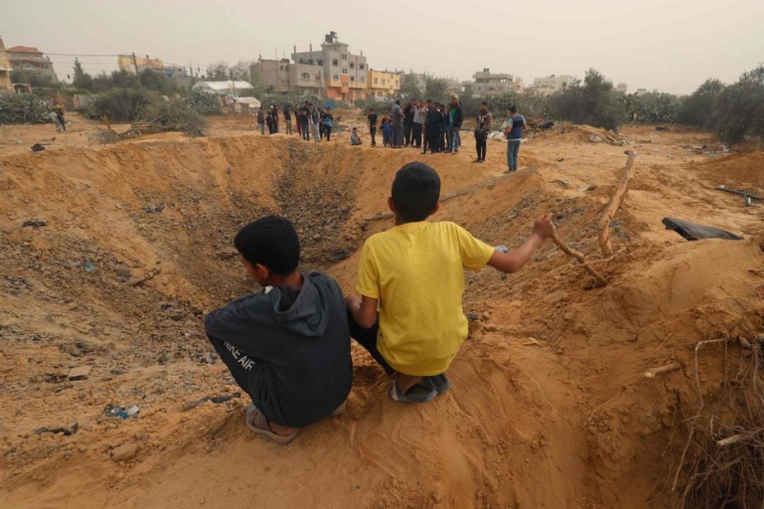 İsrail ordusunun dün Refah'a düzenlediği bombardımanda büyük bir krater oluştu (AFP)