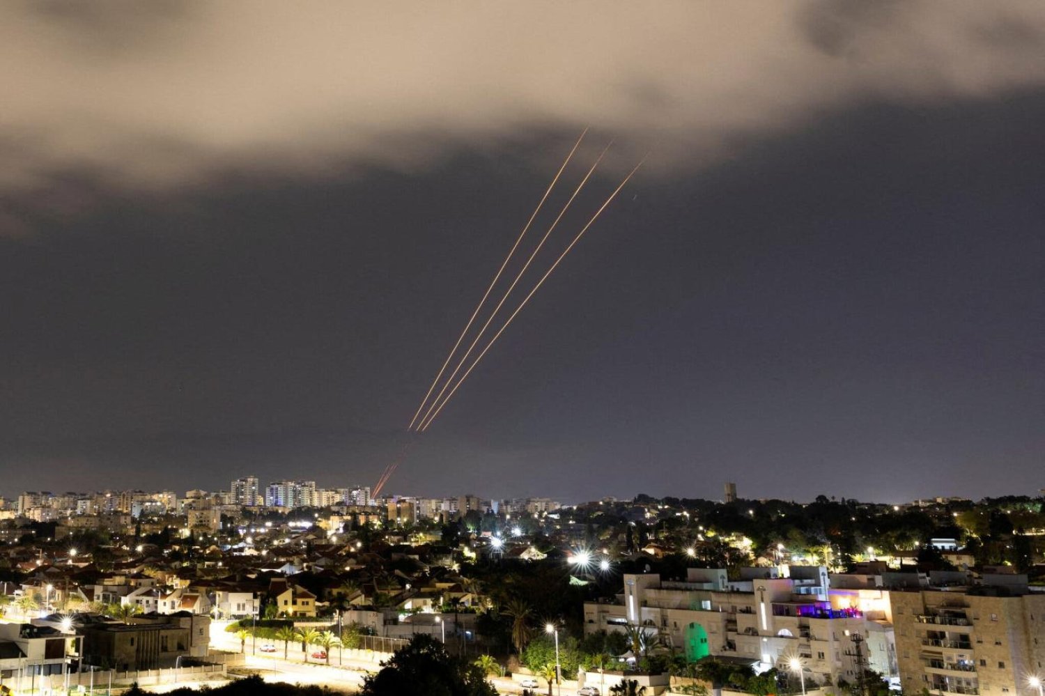 IDF, hava savunma sistemlerinin neredeyse tüm füzeleri imha ettiğini bildirmişti (Reuters)