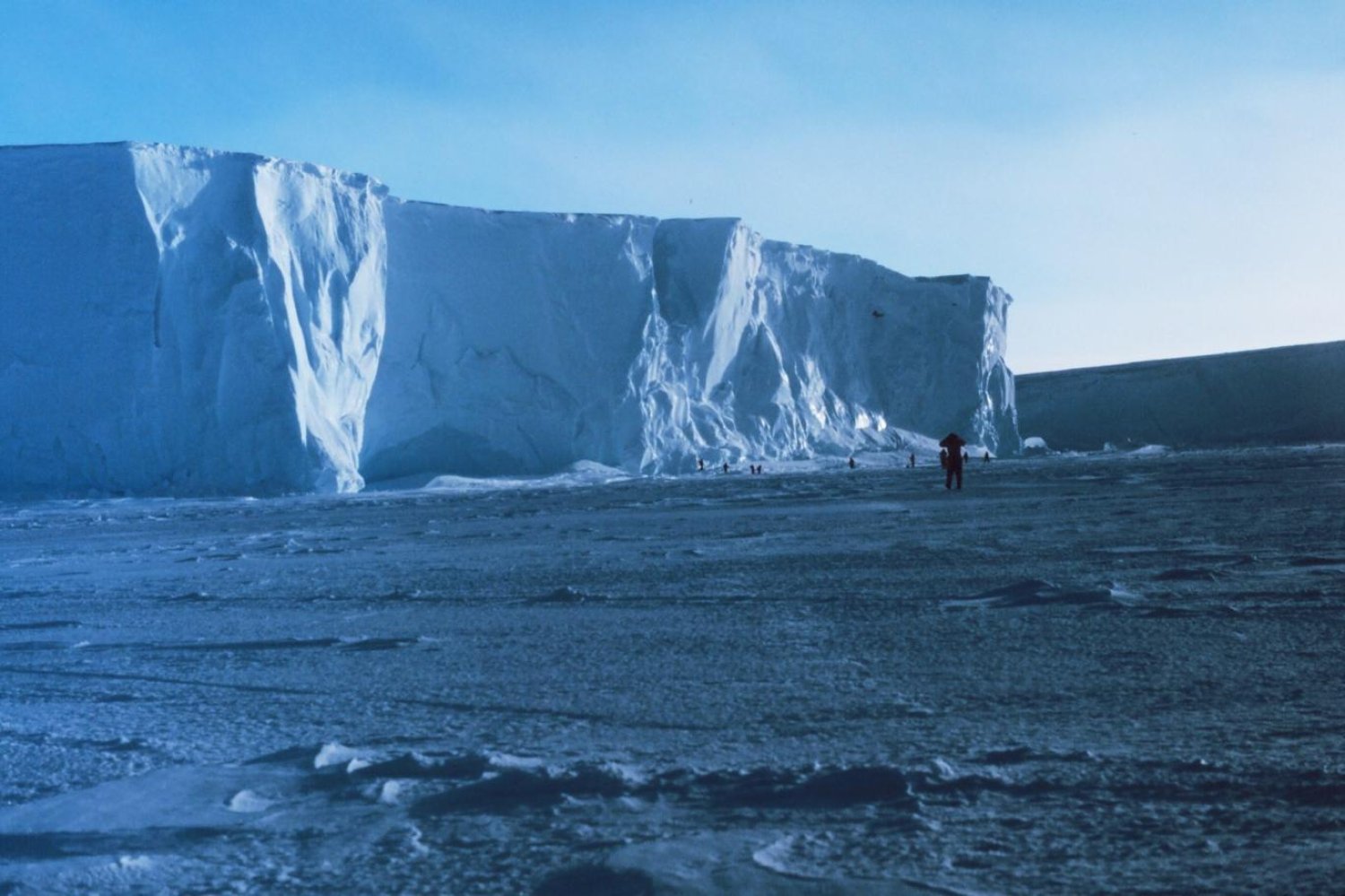 Ross Buz Sahanlığı'nın kalınlığı, 100 metreden 700 metreye kadar değişiyor (Michael Van Woert/ABD Ulusal Okyanus ve Atmosfer Dairesi)