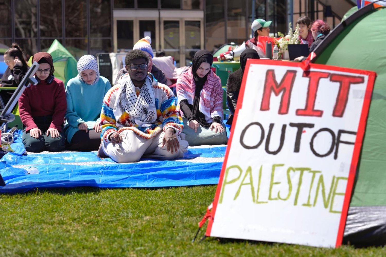 MIT öğrencileri protesto alanında namaz kıldı (AP)