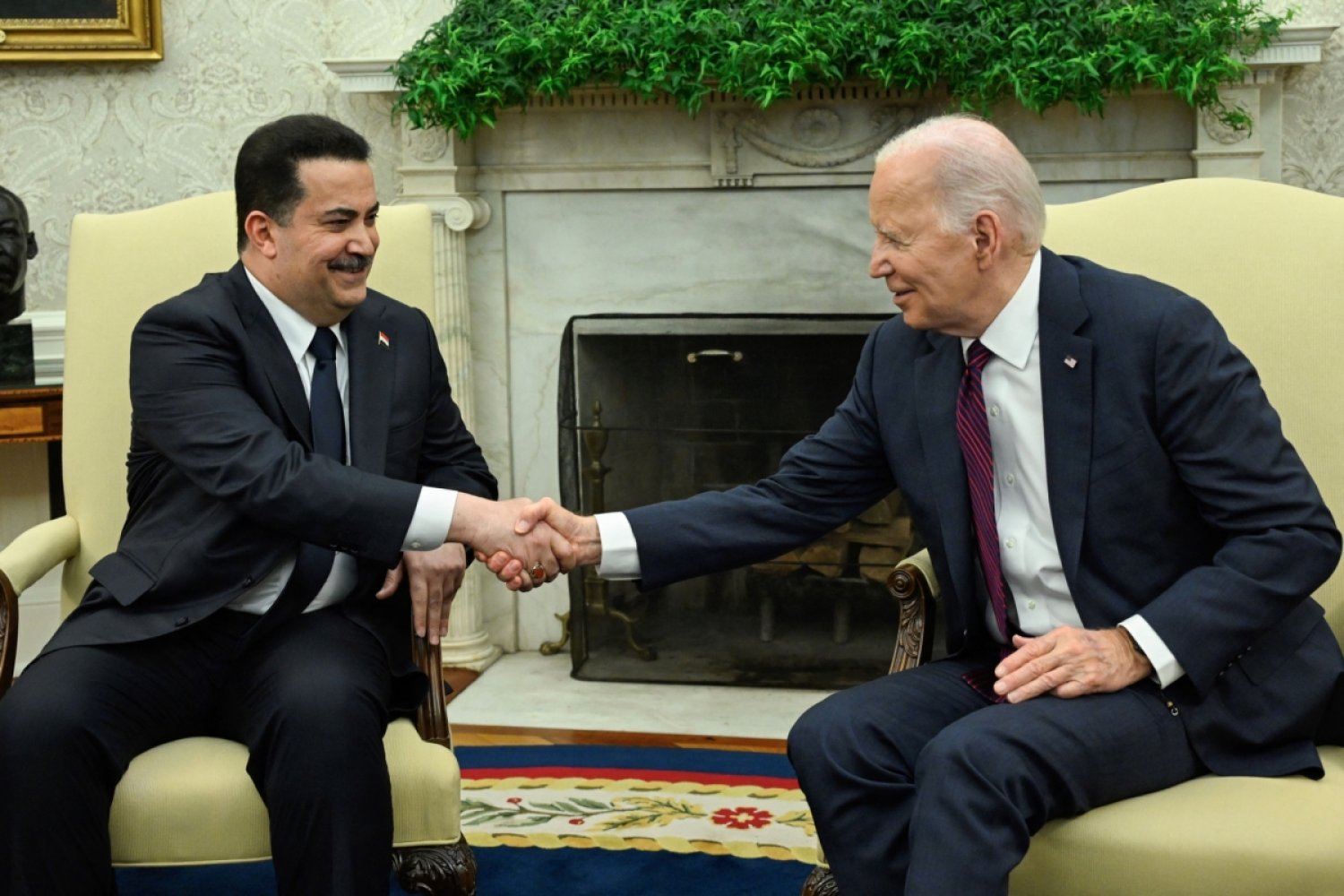 ABD Başkanı Joe Biden, Beyaz Saray’daki görüşmelerinin başında Irak Başbakanı Muhammed Şiya es-Sudani ile tokalaşırken, 15 Nisan 2024 (AFP)