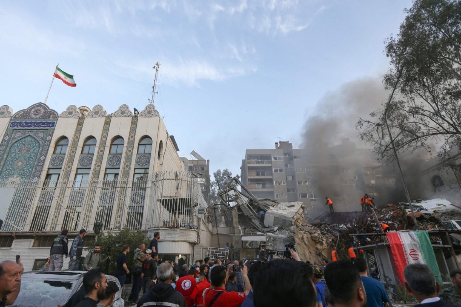 İsrail’in İran’ın Şam'daki konsolosluk binasını bombalaması sonrası, 1 Nisan 2024 (AFP)