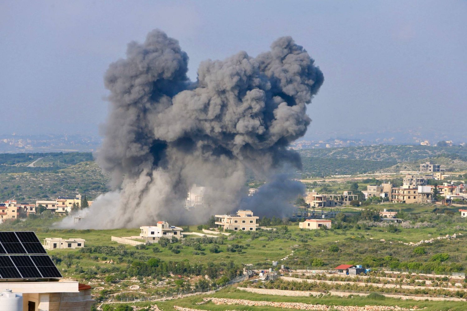 İsrail'in Lübnan'ın güneyindeki Mecdel Zevn köyüne düzenlediği hava saldırısı sonucu dumanlar yükseliyor. (AFP)