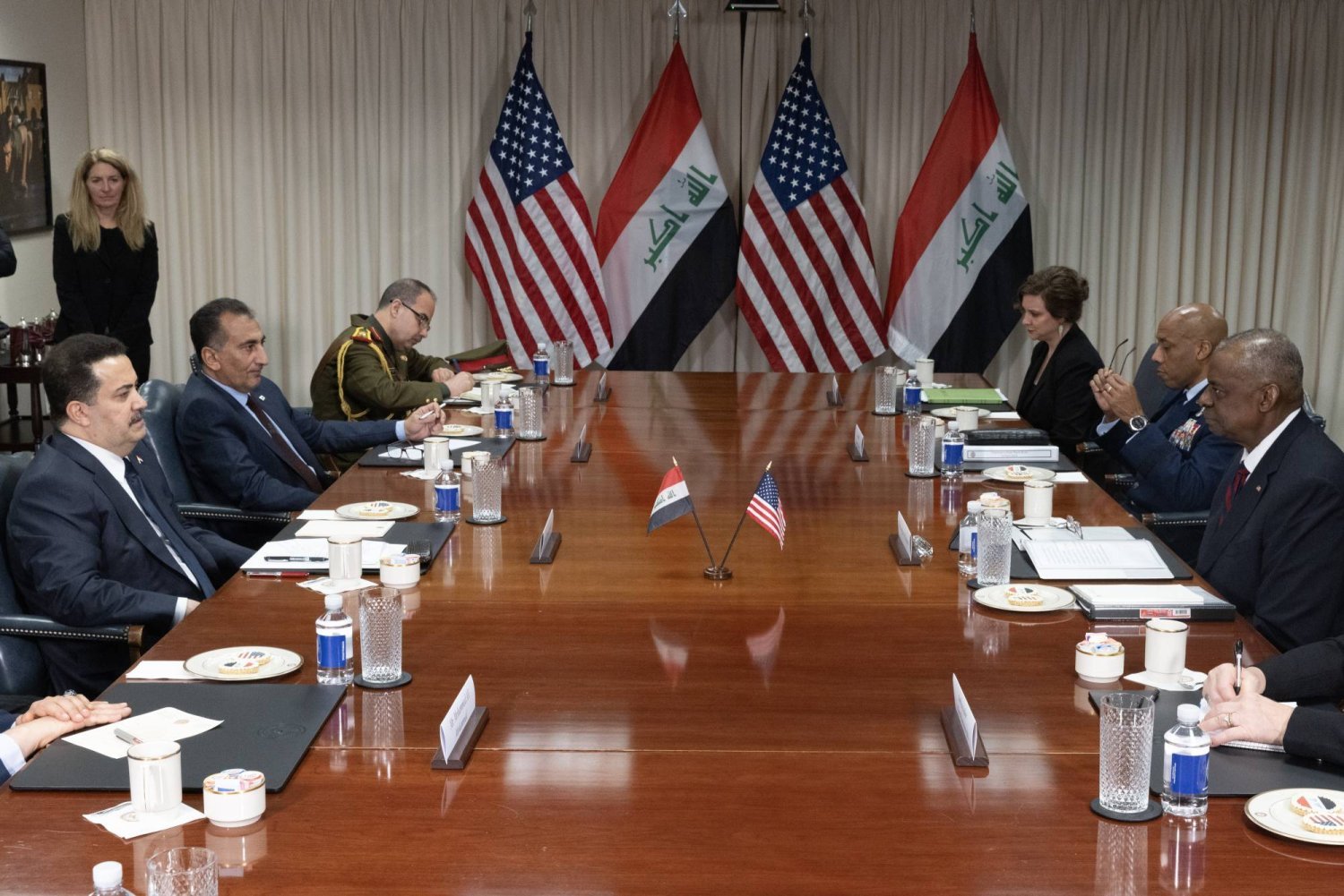 Irak Başbakanı Muhammed Şiya es-Sudani ile ABD Savunma Bakanı Lloyd Austin arasında Pentagon'da bir görüşme gerçekleşti. (AFP)