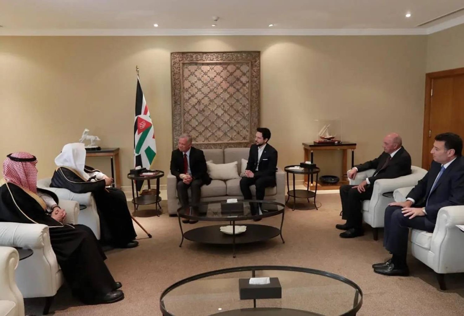 Ürdün Kralı 2. Abdullah, Suudi Arabistan Şura Meclisi Başkanı Dr. Abdullah Al eş-Şeyh'i kabul etti. (SPA)