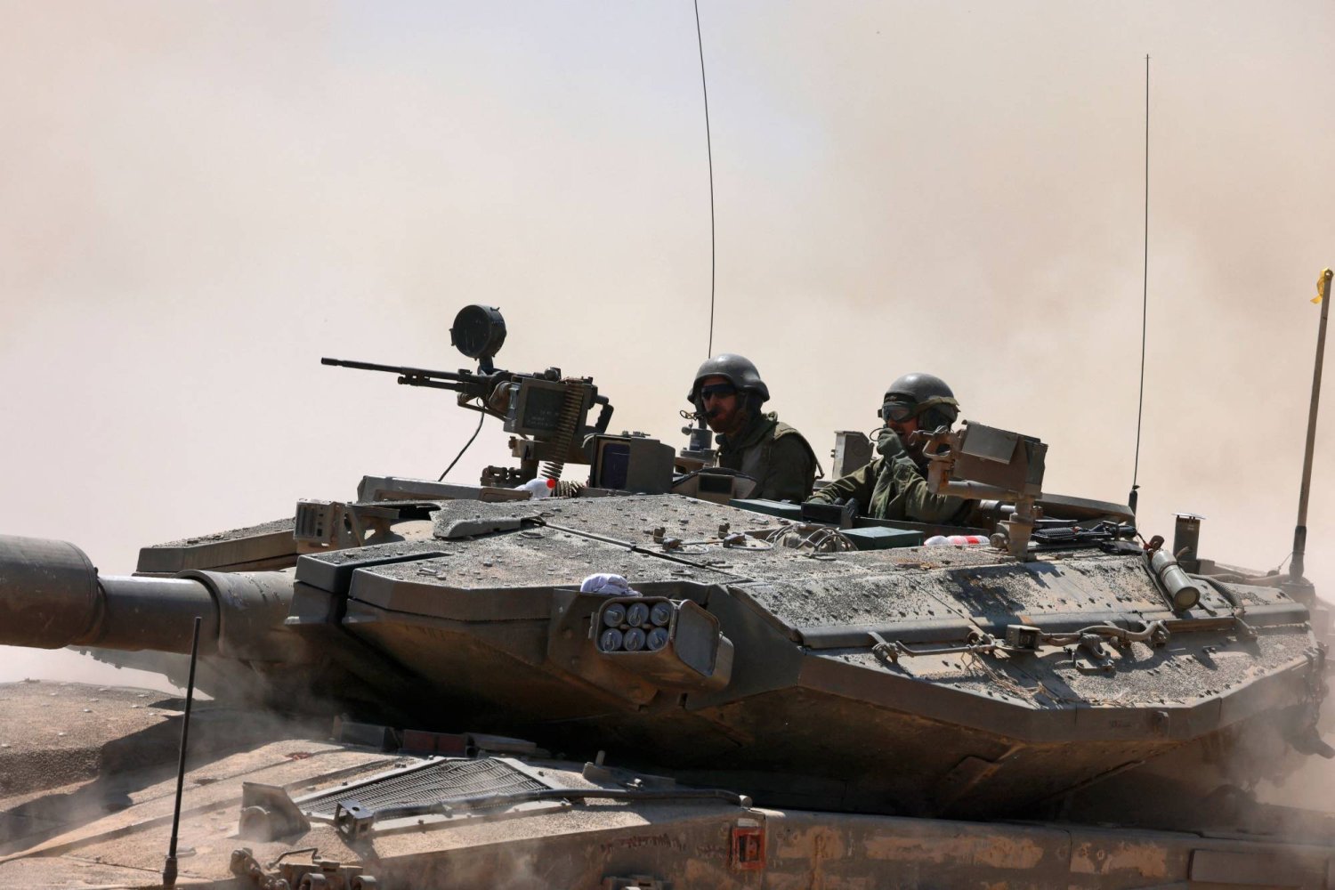Dün (salı) Gazze Şeridi'ne doğru ilerleyen bir tankın üzerindeki İsrail askerleri (AFP)