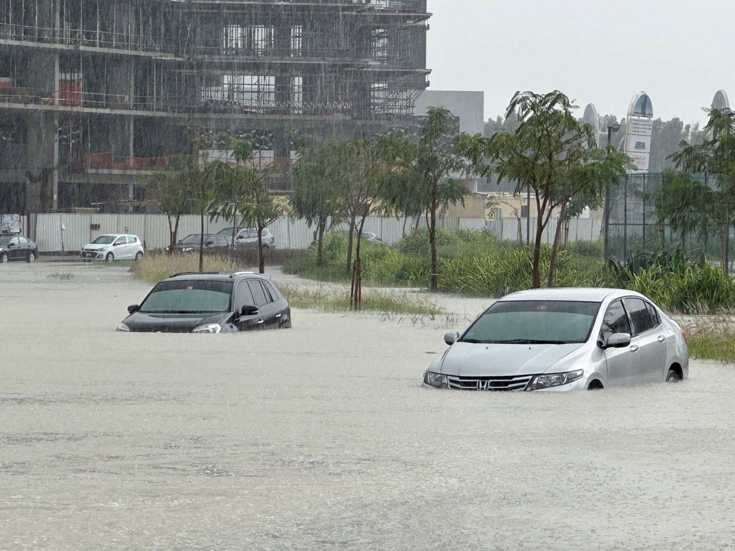  Dubai'de su altında kalan arabalar (Reuters)