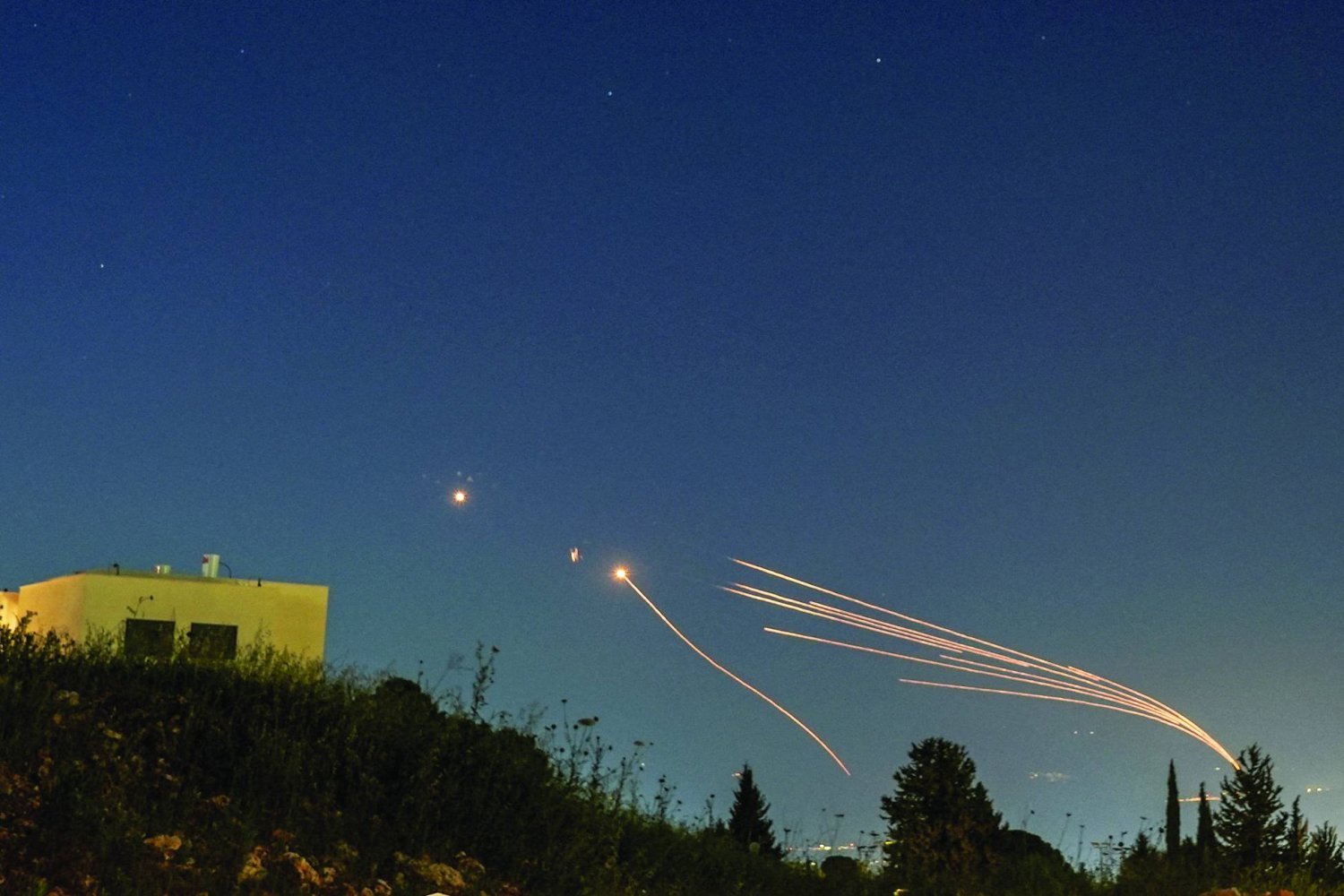 Demir Kubbe sistemi, Hizbullah'ın Cuma akşamı Lübnan'dan İsrail'e fırlattığı roketleri önledi. (Reuters)