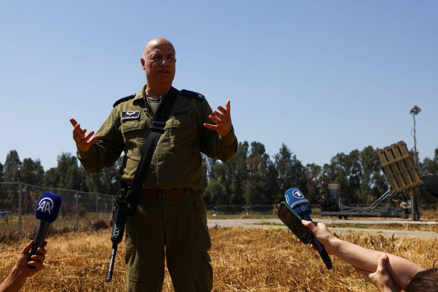 İsrail Ordu Sözcüsü Doron Gavish gazetecilere açıklamalarda bulunurken (Reuters)