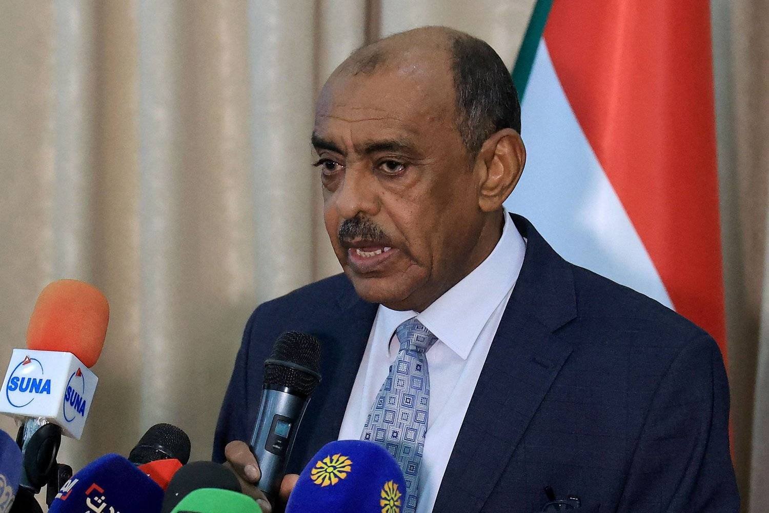 Sudan Kabine İşleri Bakanı ve Başbakan Vekili Osman Hüseyin, Dışişleri Bakan Vekili Büyükelçi Ali es-Sadık (AFP)