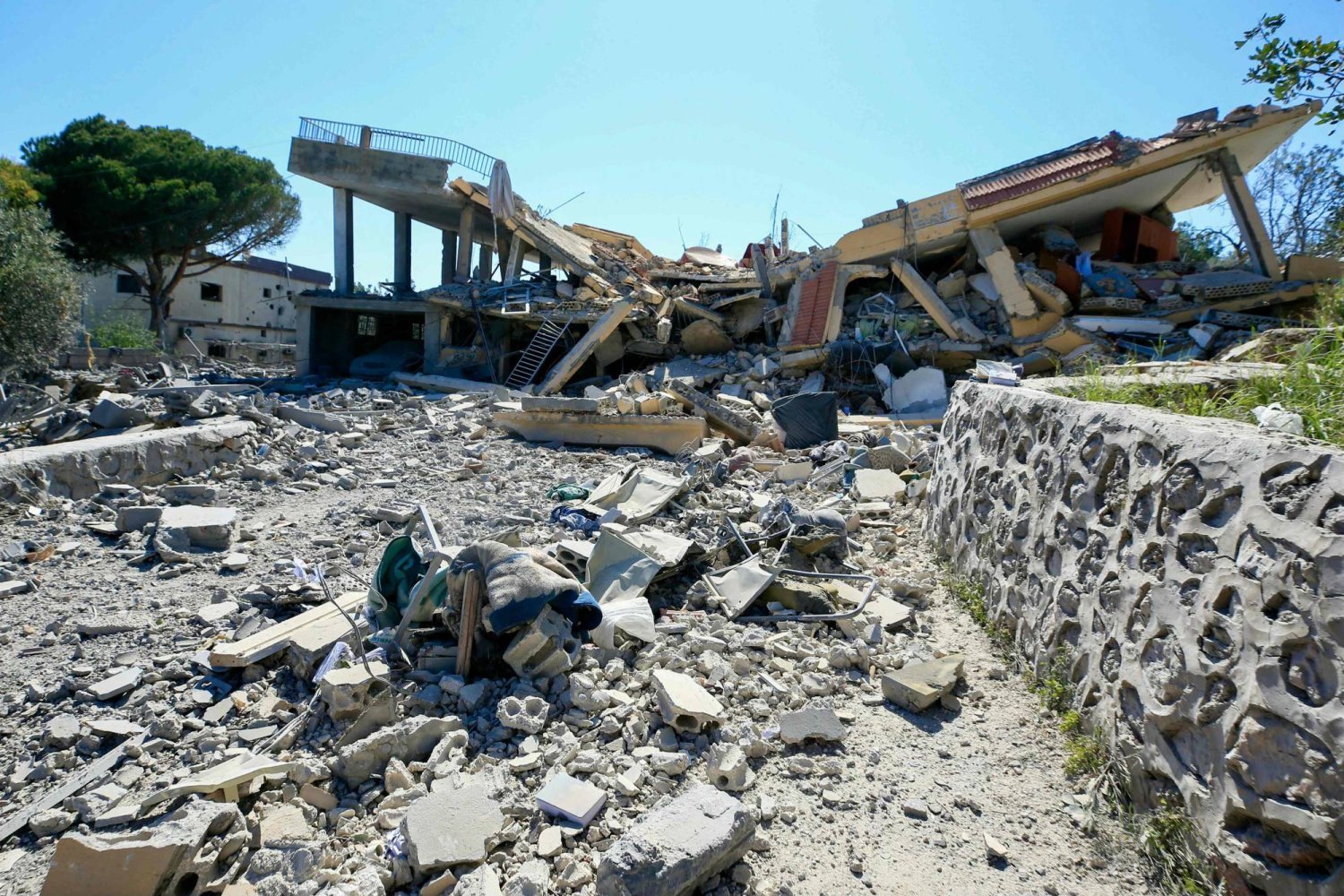 İsrail'in Güney Lübnan'a düzenlediği hava saldırılarının yol açtığı yıkımdan (AFP)