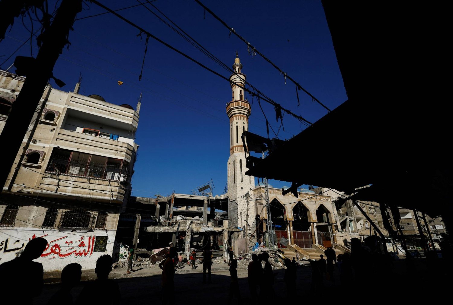 İsrail'in Refah'ta bombaladığı yerin yakınındaki Filistinliler (Reuters)
