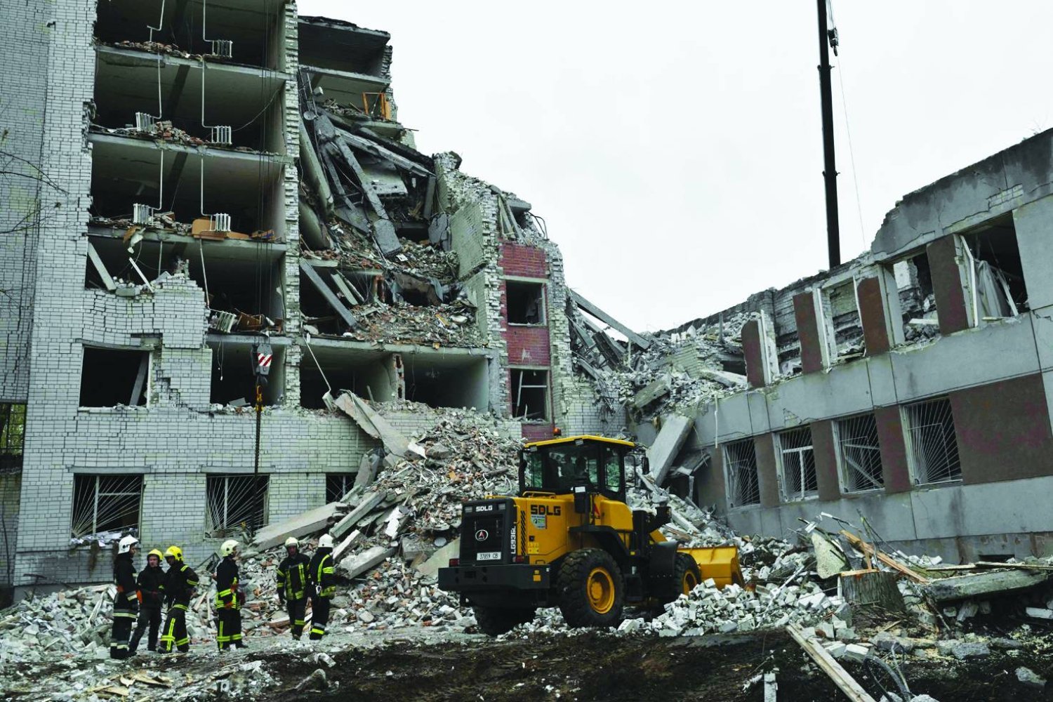 Ukrayna'nın kuzeyindeki Çernihiv kentinde yıkım (AFP)