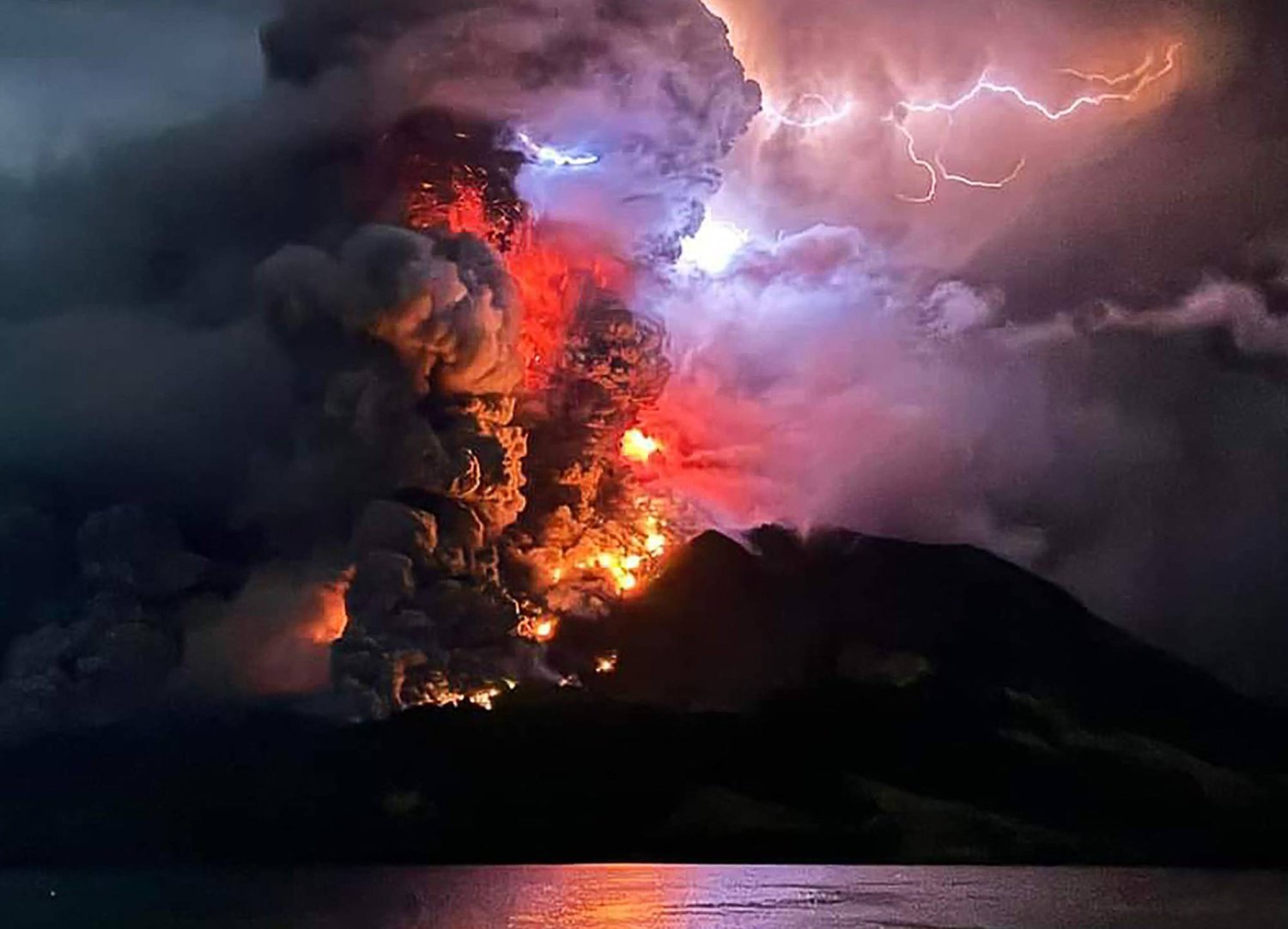 Kuzey Sulawesi'deki Citaro'dan görülen Ruang Dağı sıcak lav ve duman püskürtüyor (AFP)