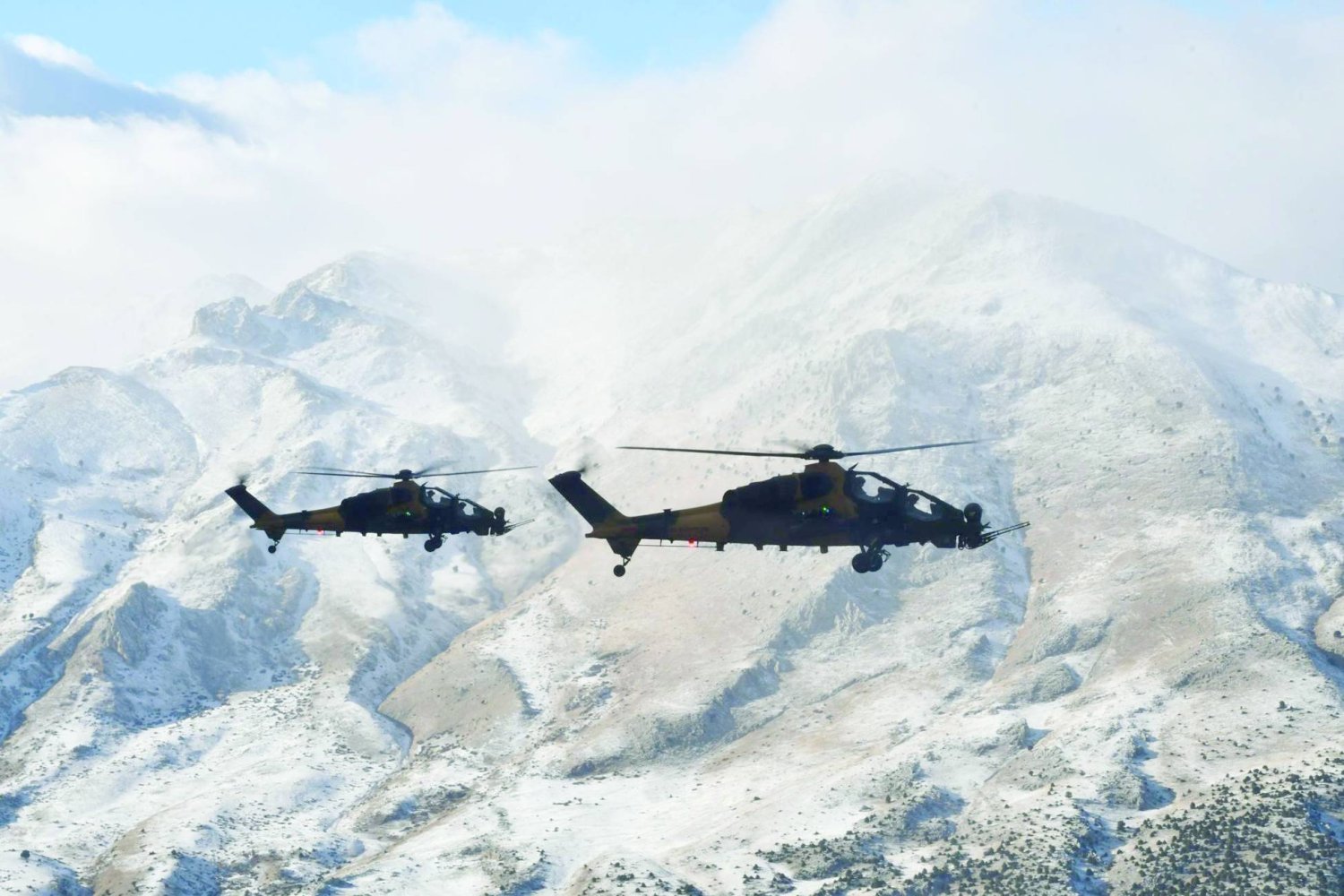 Kuzey Irak'ta PKK operasyonlarına katılan iki Türk helikopteri (arşiv - Türkiye Savunma Bakanlığı)