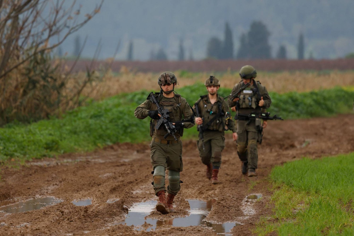 Lübnan sınırına yakındaki İsrail askerleri (AFP)