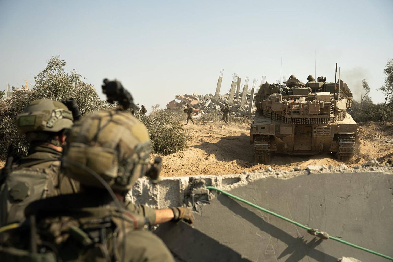 İsrail ordusunun  yayınladığı bir fotoğraf, İsrail ile Hamas arasında devam eden çatışmalar sırasında Gazze Şeridi'nde görev yapan İsrail askerleri (AFP)