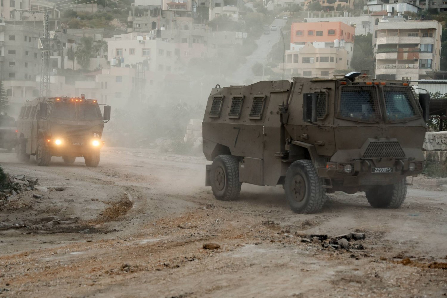 Tulkarim'de iki İsrail ordusu aracı (Reuters)