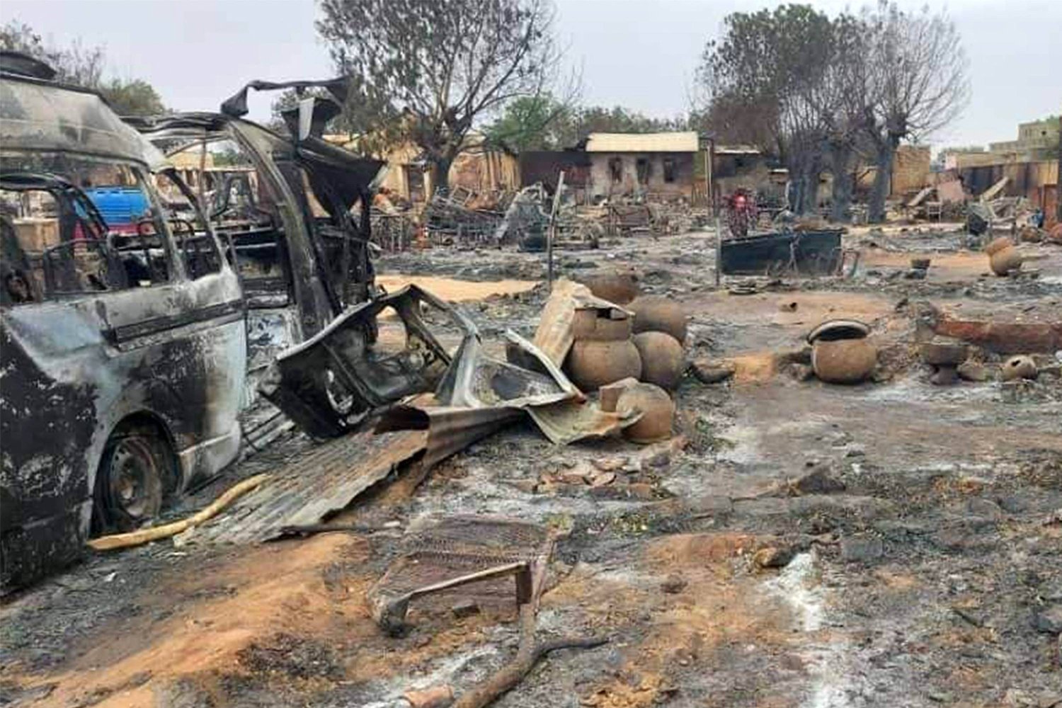 Darfur'da Sudan ordusu ile Hızlı Destek Kuvvetleri (HDK) arasındaki çatışmaların yol açtığı yıkımdan (AFP)