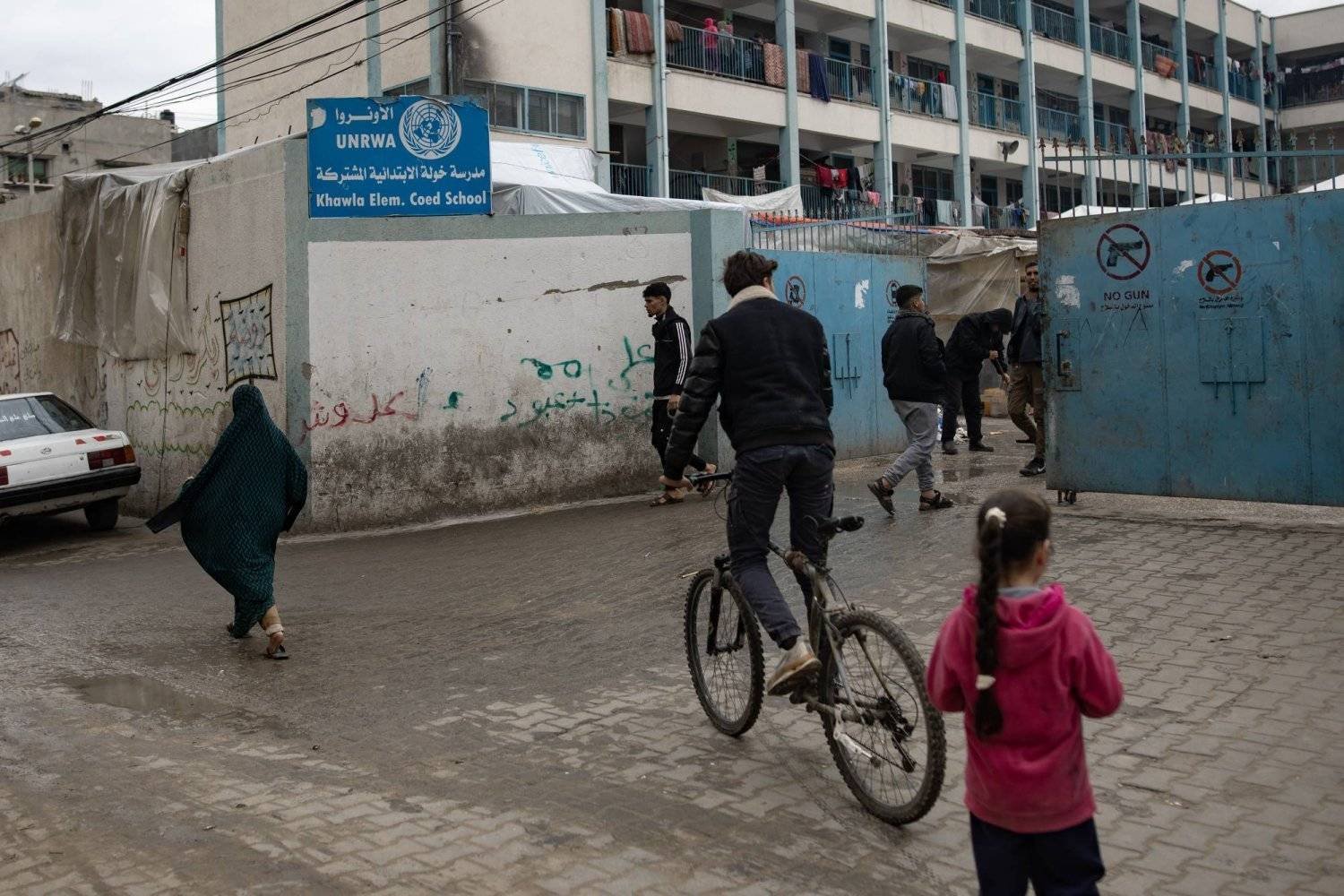 Ülke içinde yerinden edilenlerin sığındığı Refah'taki UNRWA okulunun önündeki Filistinliler (EPA)