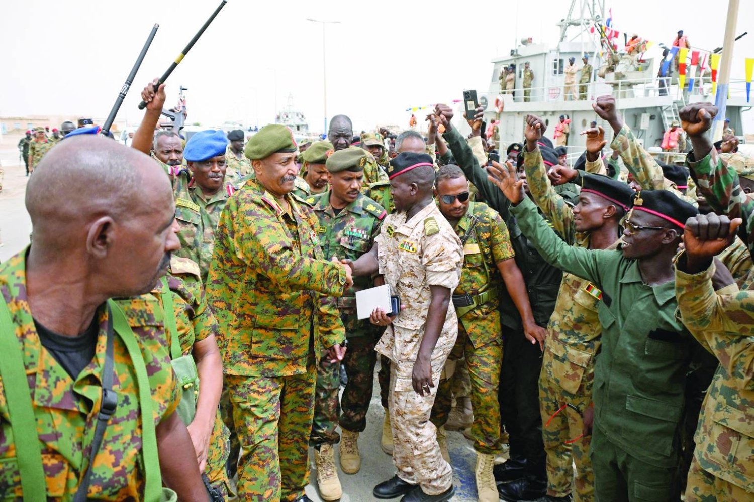 Sudan Ordu Komutanı Korgeneral Abdulfettah el-Burhan, 28 Ağustos'ta Port Sudan deniz üssündeki askerler arasında (AFP)
