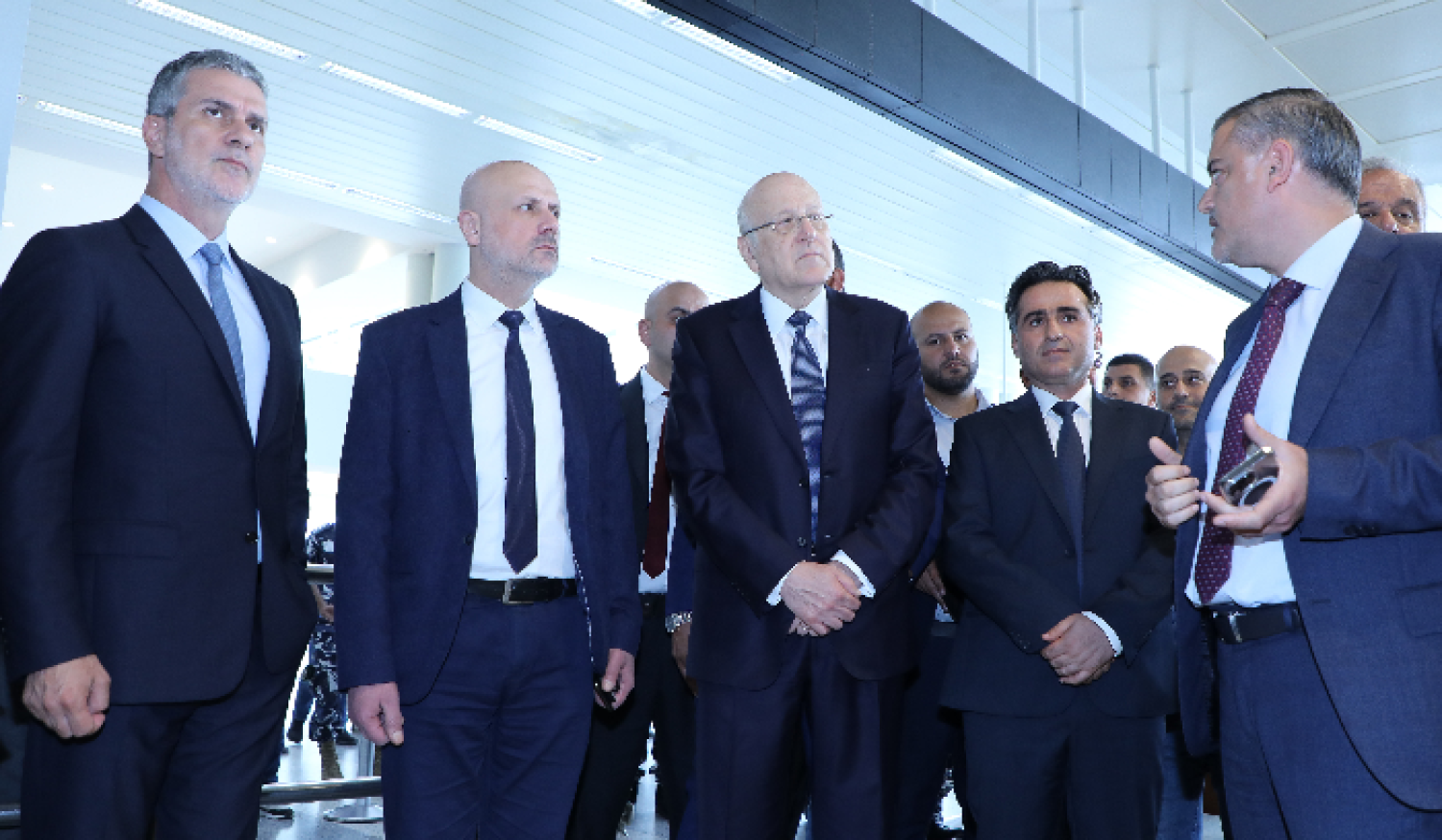 Lübnan Cumhurbaşkanı Necib Mikati ve İçişleri Bakanı Bessam Mevlevi dün (salı) Beyrut Havalimanı'nda incelemelerde bulundu. (Lübnan Ulusal Haber Ajansı)
