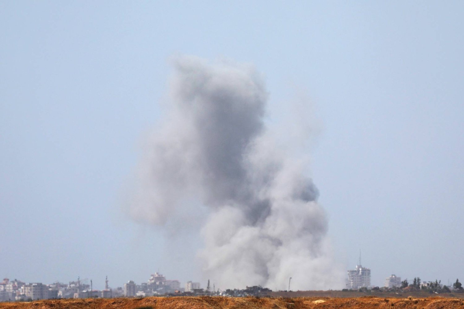 İsrail'in Gazze Şeridi'ne düzenlediği baskınlar sonucu yükselen dumanlar (EPA)