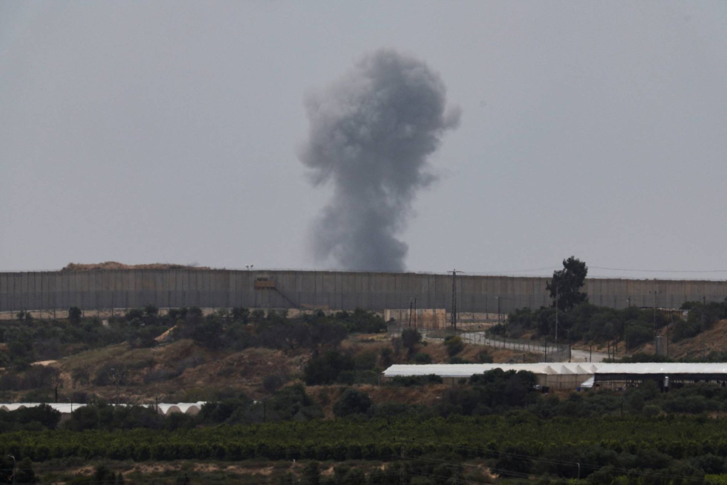 İsrail'in Gazze Şeridi'ne düzenlediği hava saldırıları sonucu dumanlar yükseliyor. (Reuters)