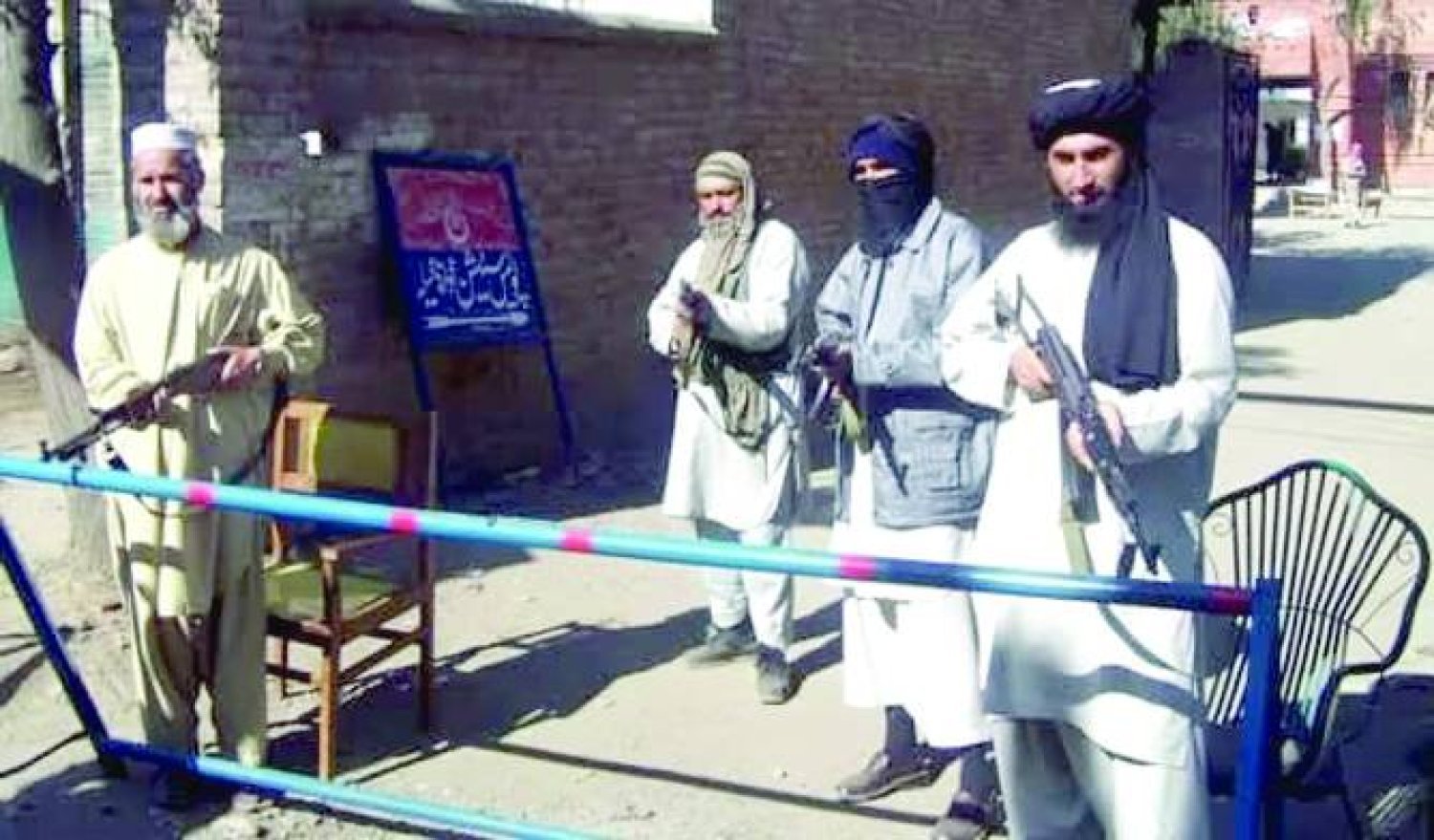 Pakistan'ın kabile bölgelerindeki bir kontrol noktasını koruyan Taliban savaşçıları (Arşiv)