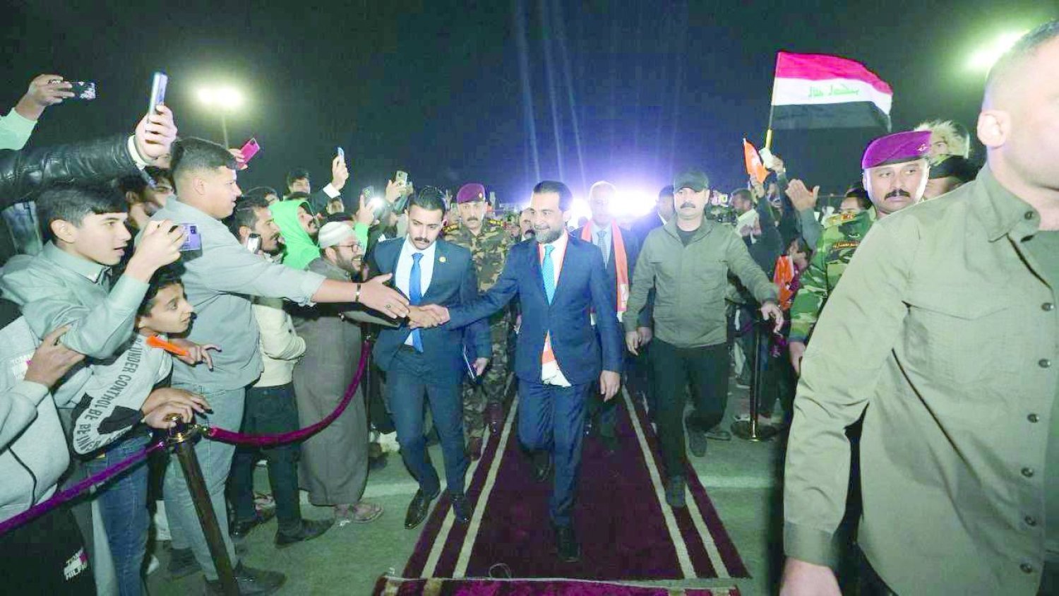 Tekaddüm Partisi lideri Muhammed el-Halbusi, Anbar'ın batısında düzenlenen mitingde destekçileriyle birlikte (Arşiv - X)