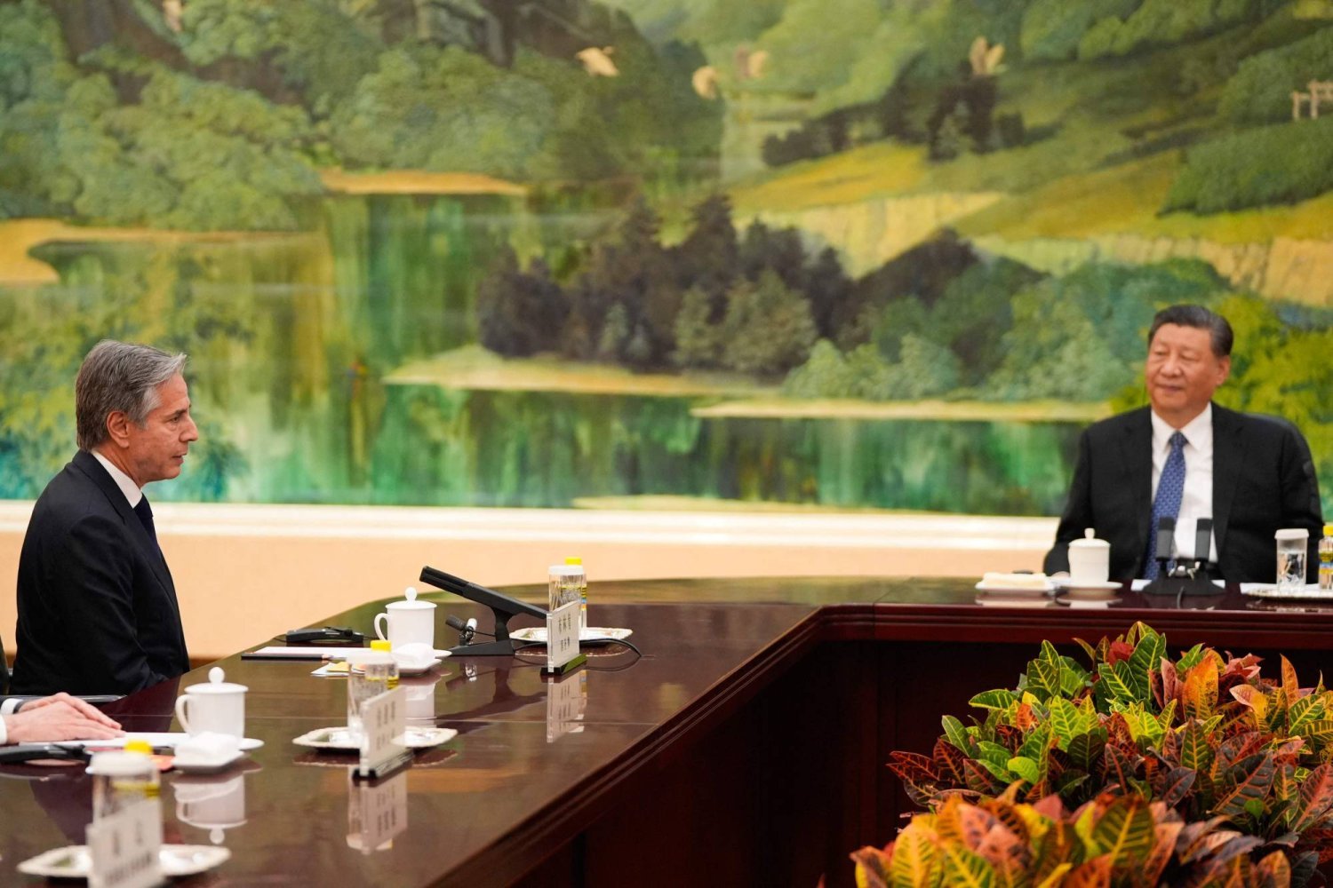 Çin Devlet Başkanı Şi Cinping ve ABD Dışişleri Bakanı Anthony Blinken (AFP)