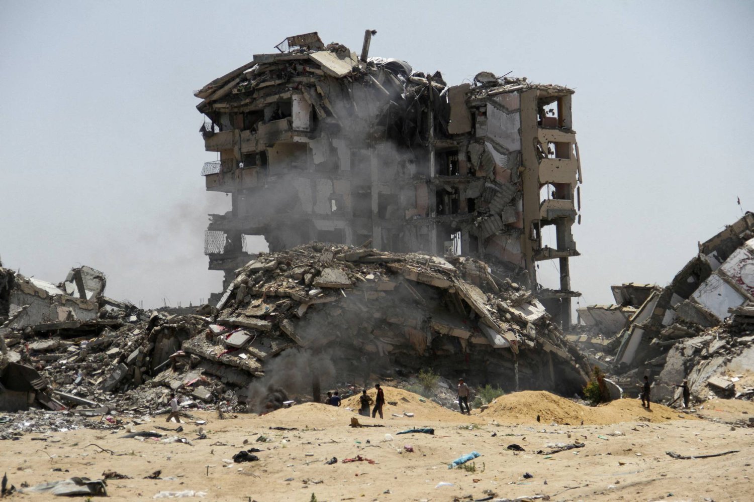 İsrail'in Gazze Şeridine saldırılarında yıkılan bir binanın enkazı (Reuters)