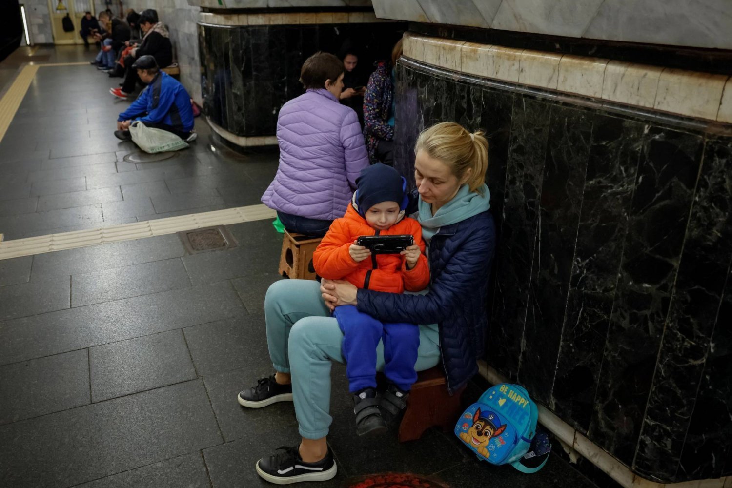 Rus füze saldırısı sırasında siviller Kiev'deki metro istasyonuna sığındı (Reuters)
