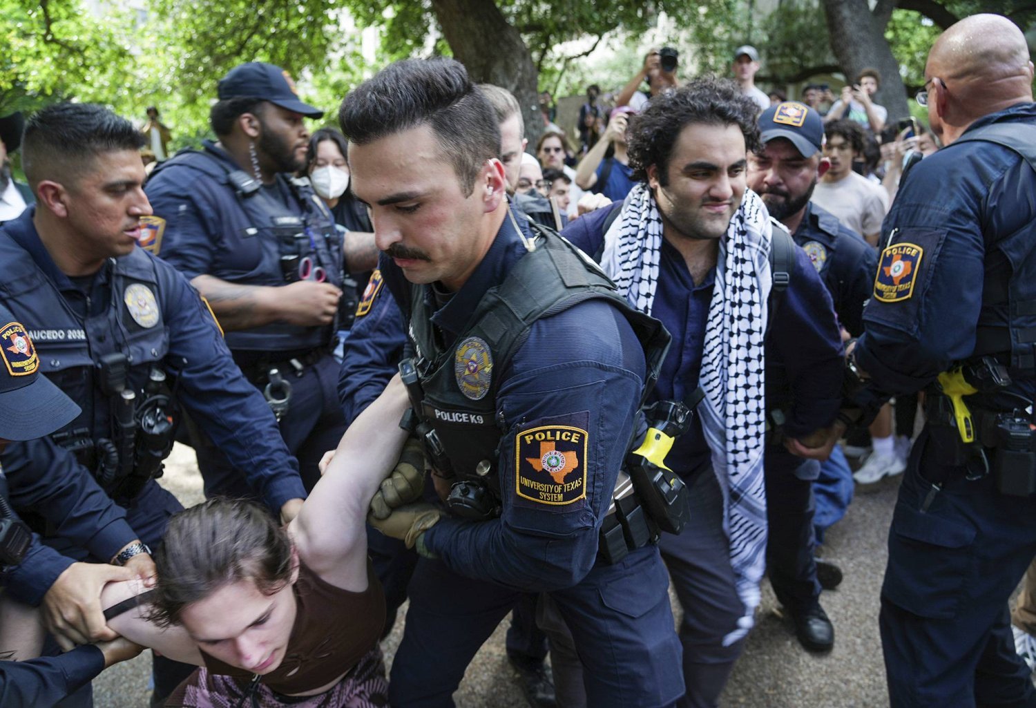 Teksas Üniversitesi'nde Filistin'i desteklemek için gösteri yapan öğrencilerle güvenlik görevlileri çatıştı  (AP)