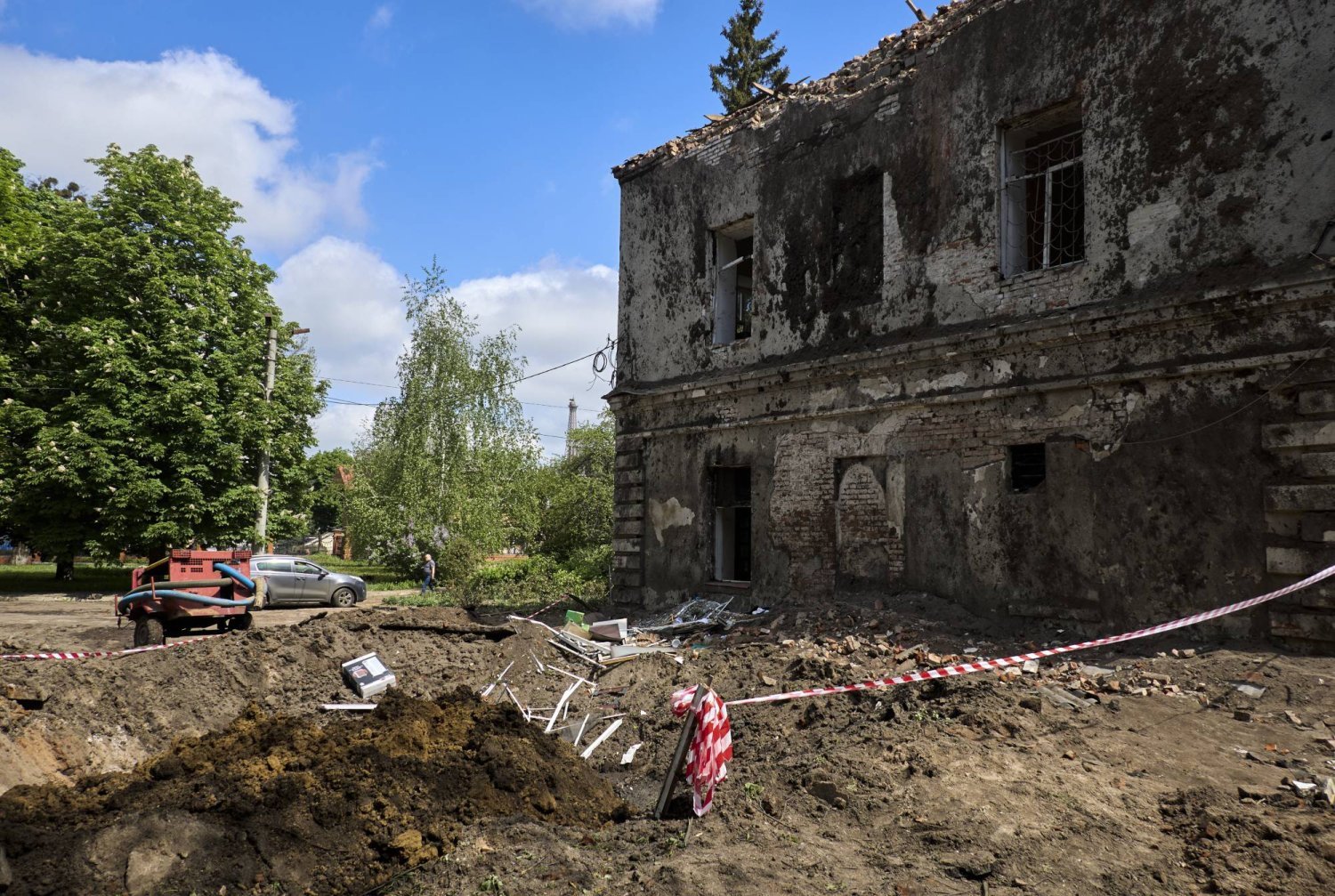 Kiev, kuzeydoğu Ukrayna'daki Harkiv'de bir hastane Rus saldırılarında yıkıldı (Reuters)