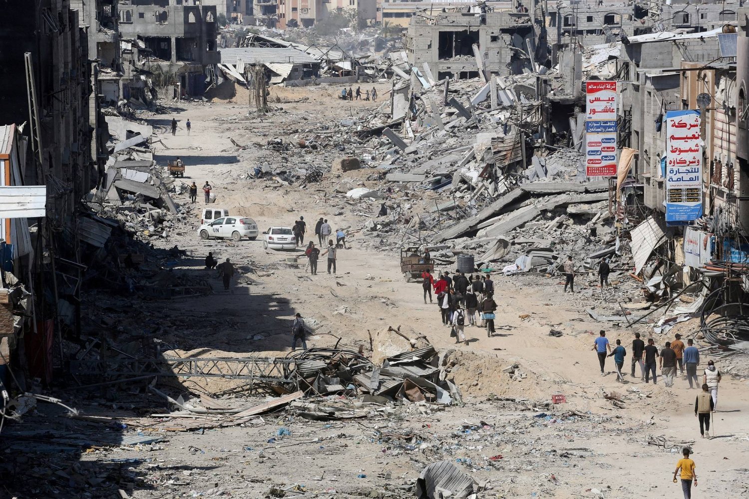 Gazze Şeridi'nin güneyinde bulunan Han Yunus kentinde İsrail bombardımanı sonucu meydana gelen yıkımdan (Reuters)