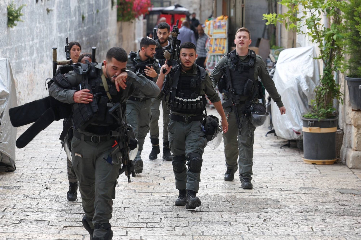Kudüs'teki bıçaklama olayının ardından olay yerindeki İsrail polisleri (Reuters)