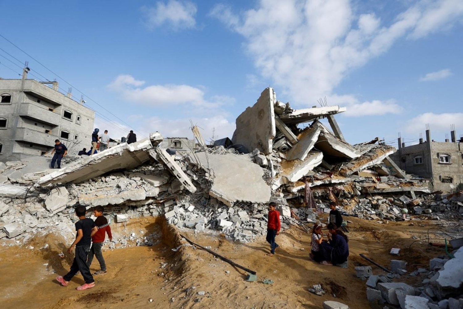 İsrail'in Refah’a hava saldırısında hedef alınan bir evdeki Filistinli çocuklar (Reuters)