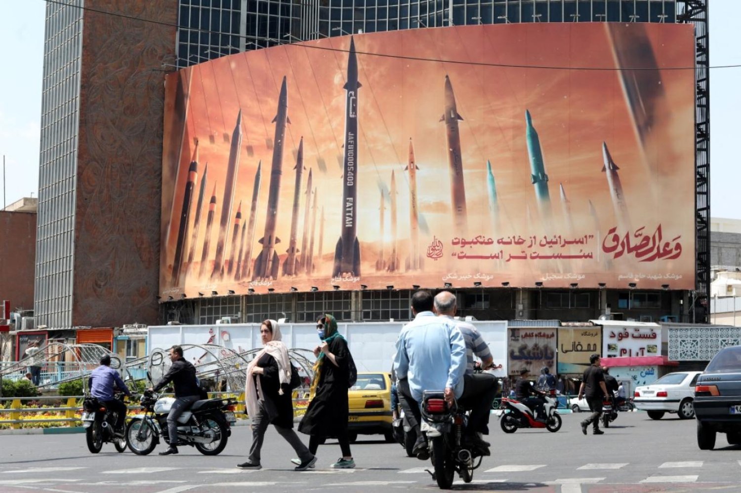 İsrail’in İsfahan saldırısından bir gün sonra Tahran'da İran yapımı füzelerin görüldüğü bir reklam panosu, 20 Nisan 2024 (AFP)