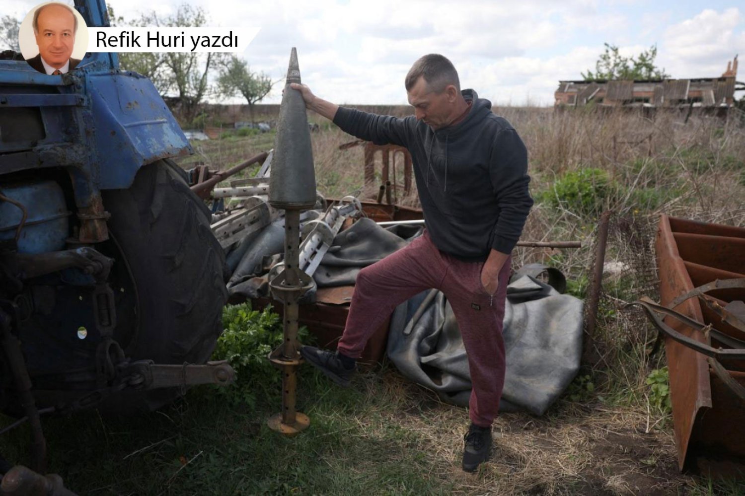 Ukrayna'nın doğusundaki Dovhenke köyünde yaşayan ve bir misket bombasının kalıntılarını gösteren çiftçi, (AFP)
