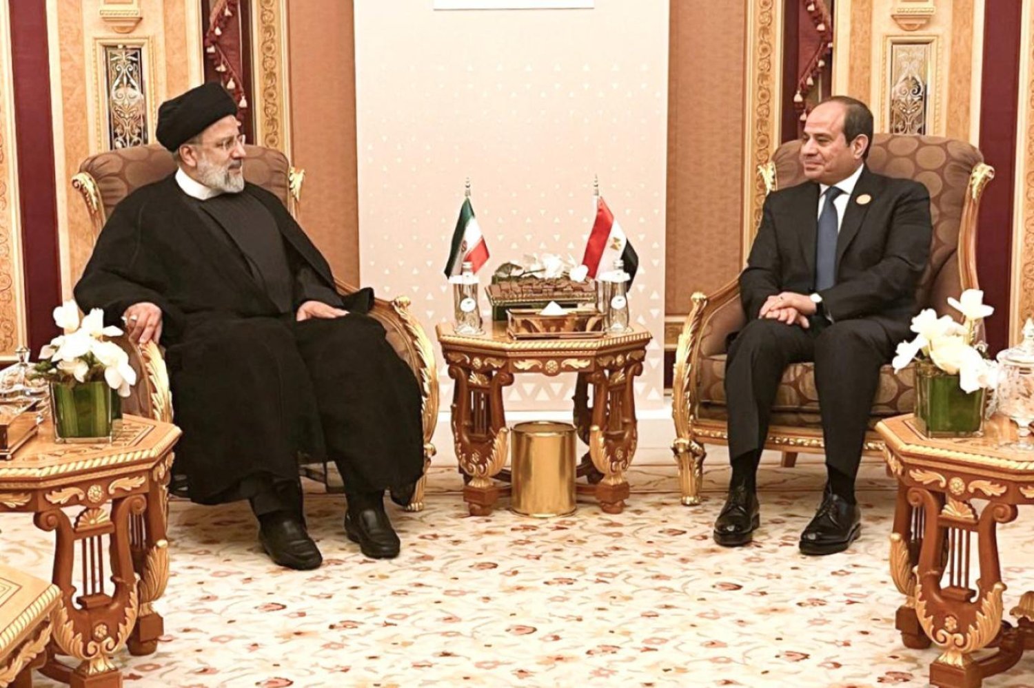 İran Cumhurbaşkanı İbrahim Reisi ve Mısır Cumhurbaşkanı Abdulfettah es-Sisi (AFP)