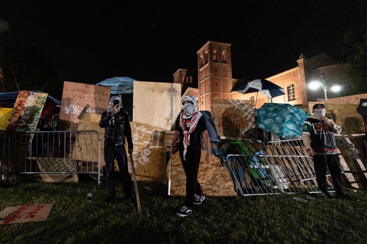 UCLA'deki Filistin'e destek eyleminde öğrenciler, kampüste barikat kurdu (AFP)